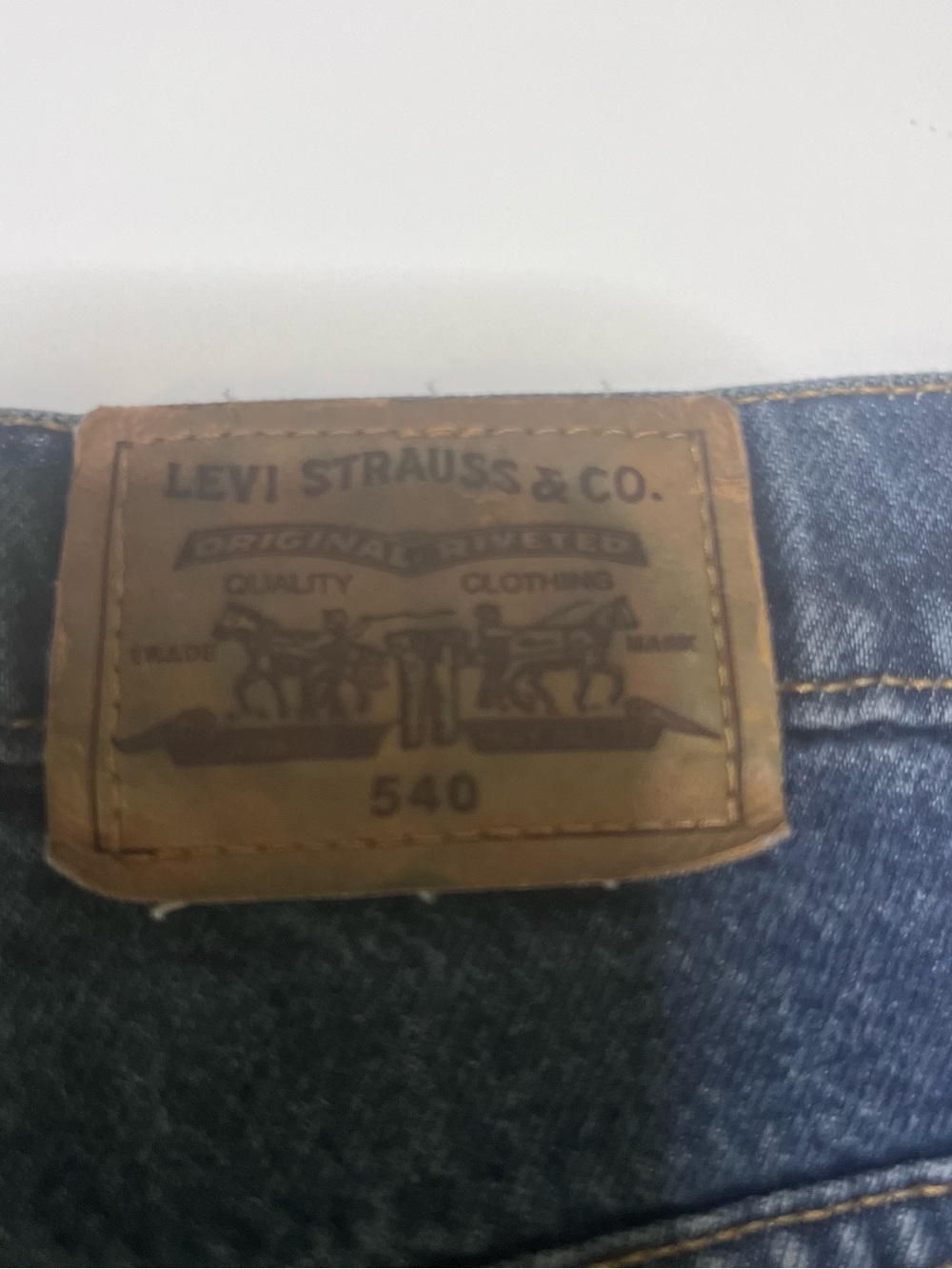 Vintage 1995 Levi's Men's Relaxed Fit Dark Blue Denim Jeans (Gold Tab) - Picture 5 of 9